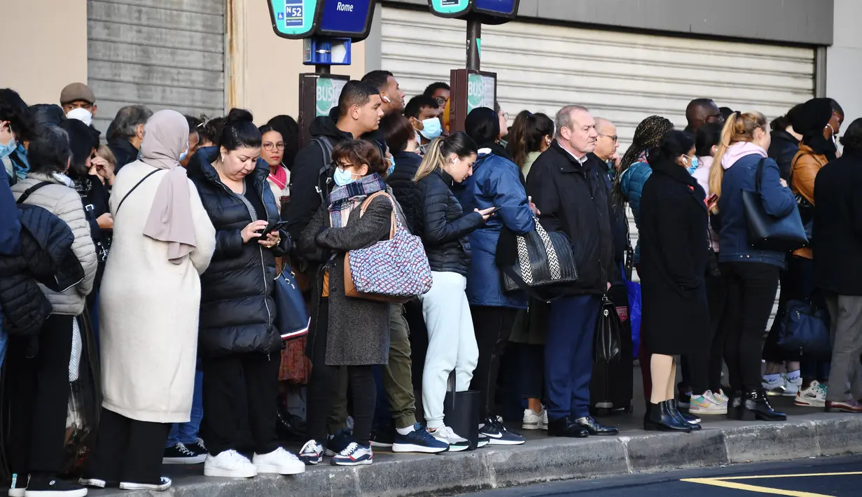 Komuter menunggu bus di stasiun bus Gare Saint-Lazare di Paris selama aksi pemogokan massal, Kamis (10/11/2022). Operator transportasi umum ibu kota Prancis, RATP, mendesak semua orang untuk bekerja dari rumah atau menunda perjalanan. (Bertrand GUAY / AFP)