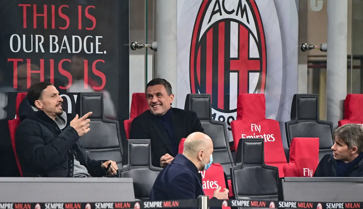 Direktur olahraga AC Milan, Paolo Maldini (kanan) berbincang dengan pemain AC Milan, Zlatan Ibrahimovic saat laga lanjutan Liga Italia 2020/2021 antara AC Milan melawan Udinese di Stadion San Siro, Milan, 3 Maret 2021. (AFP/Miguel Medina)