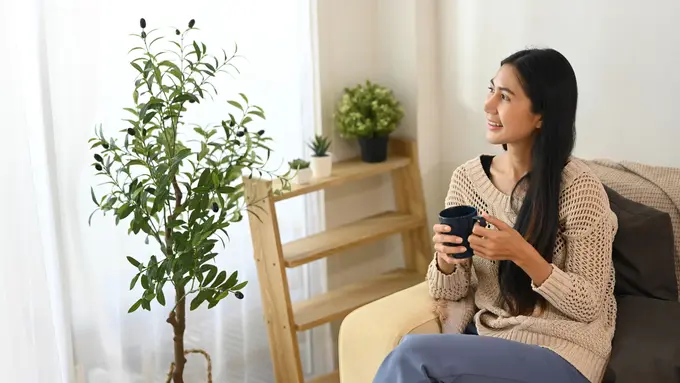 wanita juli berdmai dengan hidup