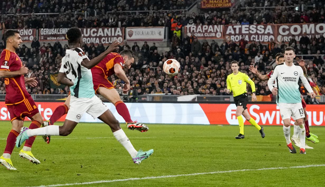 Pemain AS Roma, Bryan Cristante menyundul bola untuk mencetak gol kelima timnya ke gawang Brighton pada laga leg pertama 16 besar Liga Europa 2023/2024 di Olympic Stadium, Roma, Italia, Jumat (08/03/2024) dini hari WIB. (AP Photo/Alessandra Tarantino)