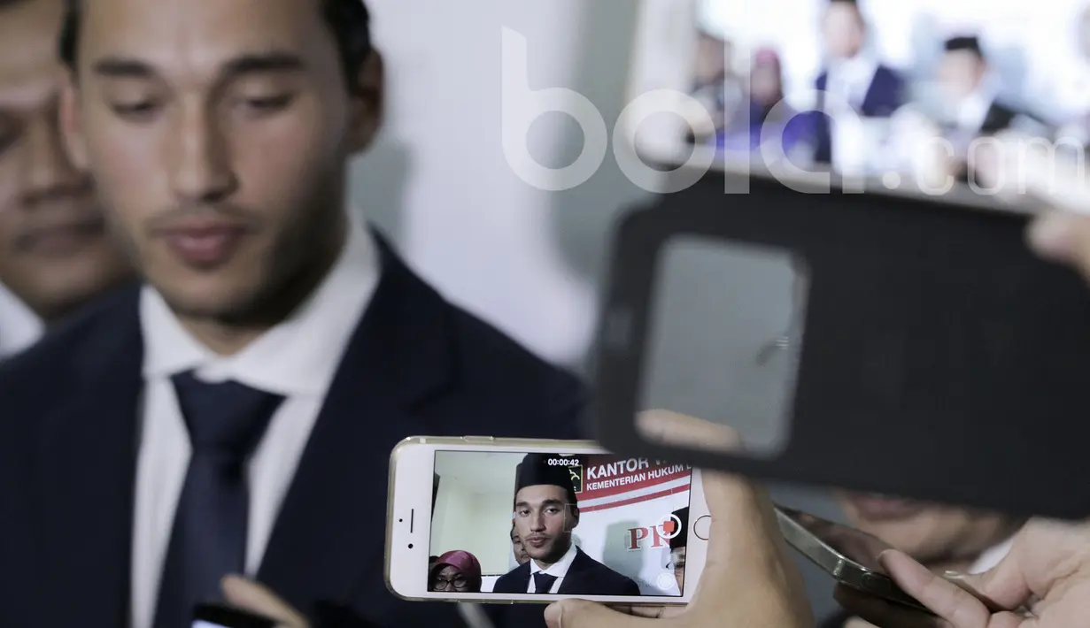 Ezra Walian pesepak bola naturalisasi asal Belanda melayani pertanyaan para jurnalis usai menjalani proses pengesahan menjadi WNI pada Kamis (18/5/2017) di Kanwil Menhukham, Jakarta.(Bola.com/Peksi Cahyo)