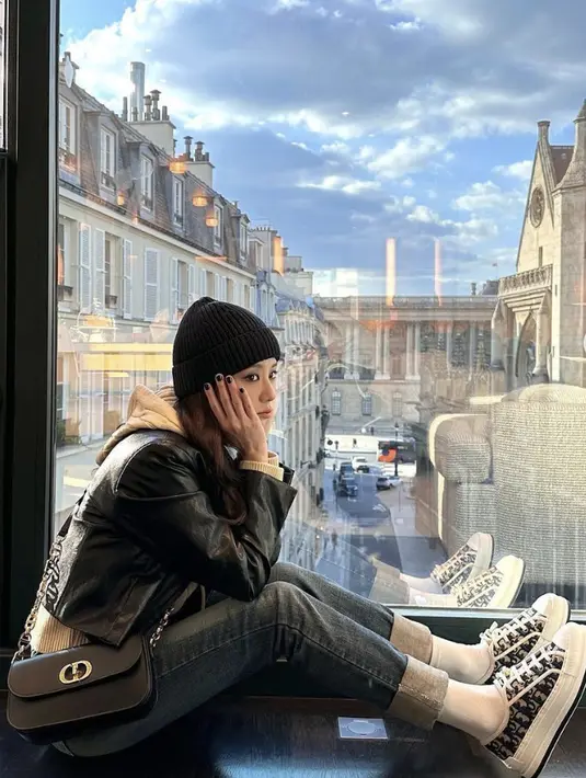 <p>Selalu chic di ragam kesempatan, kali ini inspirasi gaya berdenim ala Jisoo B;ackpink tak boleh terlewatkan. [Foto: Instagram/ Sooyaaa_]</p>