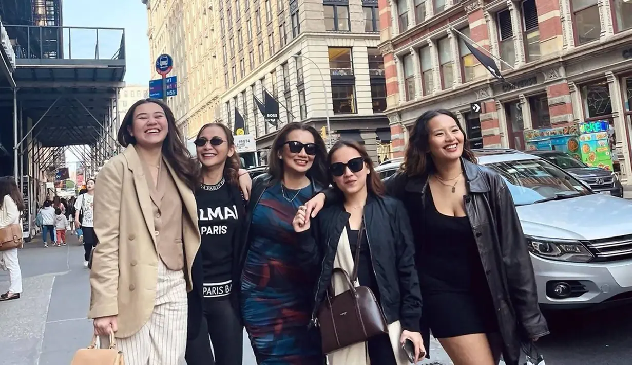 Bersama kedua buah hatinya yang selalu tampil kompak, momen serunya ini banyak mencuri perhatian. Banyak ucapan selamat dan doa yang diterimanya saat putri sulungnya ini wisuda dari perguruan tinggi di New York. (Liputan6.com/IG/@rezaartameviaofficial)