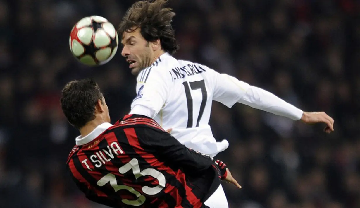 Penyerang Real Madrid Ruud Van Nistelrooy melakukan duel udara dengan Pemain AC Milan Thiago Silva pada pertandingan Liga Champions di Stadium San Siro, Italia, Selasa (3/11/2009). (AFP Photo/Damien Meyer)