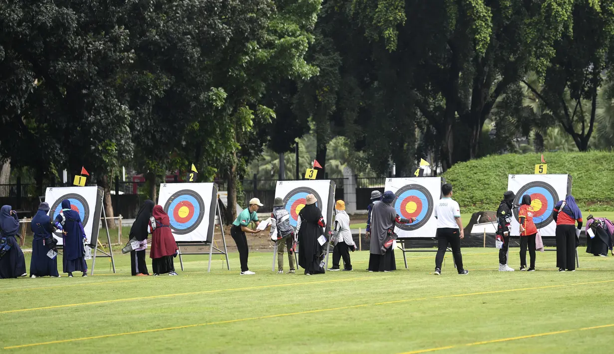 Peserta saat mengikuti eksibisi nomor Barebow dalam Seleksi Nasional (Seleknas) Pengurus Besar Persatuan Panahan Indonesia (PB Perpani) di Lapangan Panahan, Gelora Bung Karno, Senayan, Jakarta, Rabu (8/3/2023). (Dok. PB Perpani)
