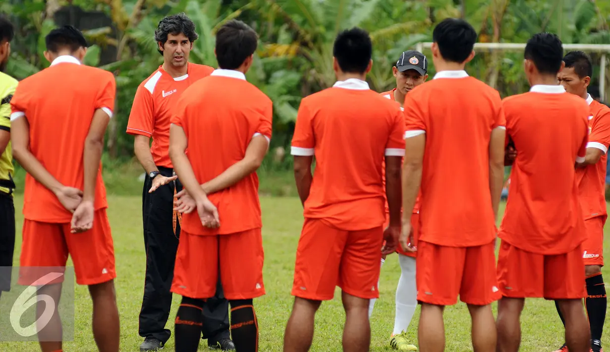 Pelatih Persija Jakarta, Stefano Cugurra Teco (kedua kiri) memberi arahan jelang latihan di National Youth Training Centre, Sawangan, Depok, Selasa (24/1). Latihan ini bagian persiapan mengarungi kompetisi musim 2017. (Liputan6.com/Helmi Fithriansyah)  