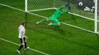 Kiper Ukraina, Andriy Pyatov gagal menghalau bola tendangan Bastian Schweinsteiger di kualifkasi grup C Piala Eropa 2016 di Stadion Stade Pierre-Mauroy, Perancis, (12/6). Jerman menang atas Ukraina dengan skor 2-0. (REUTERS/Benoit Tessier) 