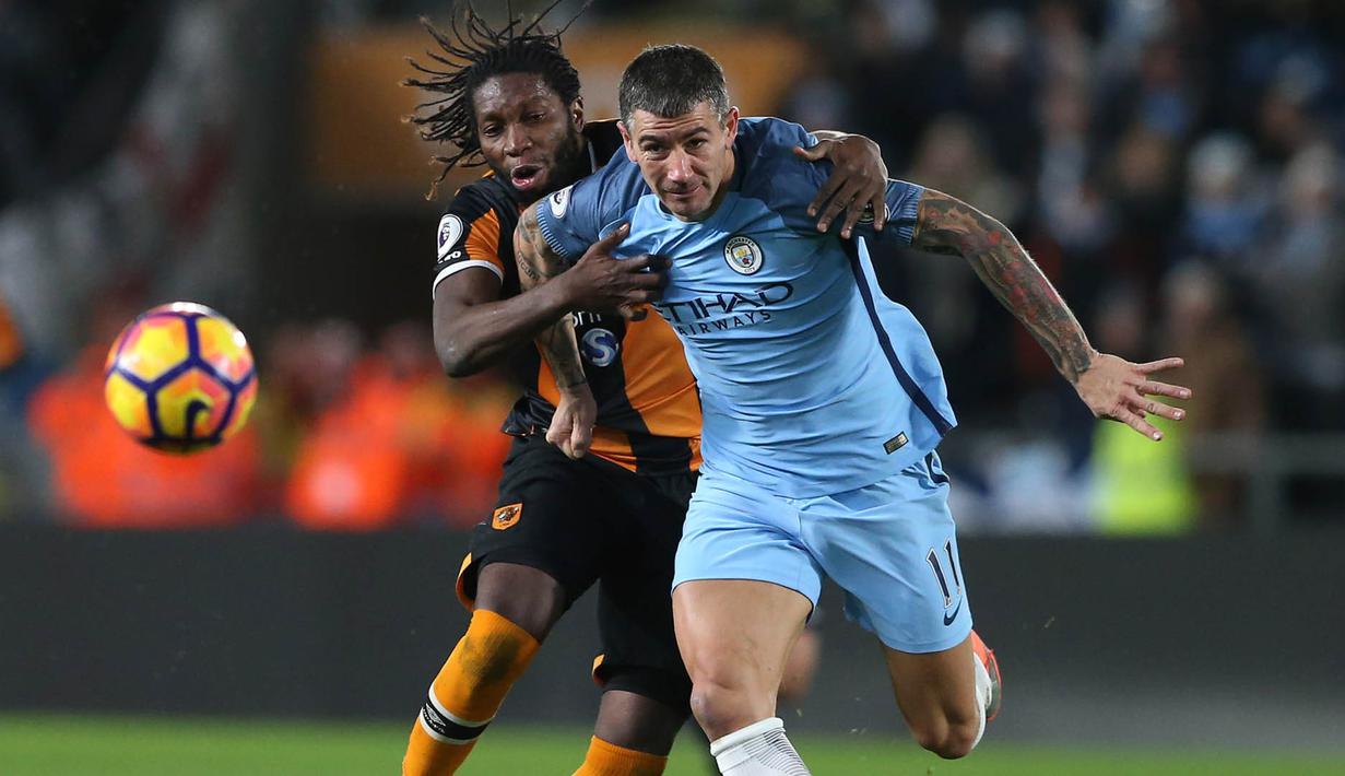 Bek Manchester City, Aleksandar Kolarov, berebut bola dengan striker Hull, Dieumerci Mbokani. Dua gol City lainnya dicetak oleh Kelechi Iheanacho dan sebuah gol bunuh diri dari Curtis Davies. (Reuters/Scott Heppell)