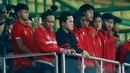 Ketua PSSI, Erick Thohir, bersama pemain Timnas Indonesia U-20 menonton laga Timnas Indonesia senior melawan Burundi pada pertandingan kedua FIFA Matchday di Stadion Patriot Candrabhaga, Bekasi, Selasa (28/3/2023). Ekspresi lesu dan cemas begitu nampak di wajah pemain Timnas Indonesia U-20 sebelum mimpi buruk itu terjadi. (Bola.com/M Iqbal Ichsan)