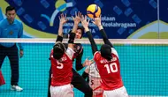 Pemain Red Sparks, Megawati Hangestri (tengah) melepaskan spike yang berusaha diblok dua pemain tim putri Indonesia All Star, Mediol Stiovanny Yoku (kir) dan Agustin Wulandhari pada laga ekshibisi bola voli fun volleyball di Indonesia Arena, Senayan, Jakarta, Sabtu (20/4/2024). Red Sparks menang 3-2 (25-17, 25-15, 19-25, 18-25 dan 15-12). (Bola.com/Bagaskara Lazuardi)