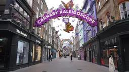 Carnaby Street di pusat kota London karena kosong pada Hari Natal, Sabtu (25/12/2021). Dari Bethlehem dan Frankfurt ke London dan Boston, gelombang virus corona varian omicron meredam Malam Natal untuk tahun kedua. (Jonathan Brady/PA via AP)