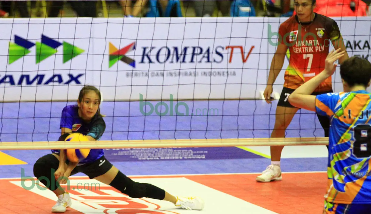 Pemain Jakarta Electrik PLN, Berllian Marsheilla mengembalikan bola saat melawan Jakarta PGN Popsivo pada laga perdana Proliga 2016 putaran pertama di GOR Ken Arok, Malang, Jumat (19/2/2016). (Bola.com/Nicklas Hanoatubun)