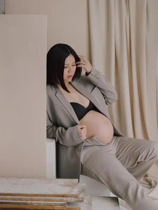 "Many congratulations!!!," tulis Maudy Ayunda. "Wuiiiii congrats ka @greyspolii ka @felixdjimin !!!! Welcome to the world baby Jessia," tulis Hito Caesar. "Congraatulations @greyspolii @felixdjimin 🥹🥹❤️❤️✨✨ sehat selalu!," tulis Gisel. 
 [Instagram/juniapics]