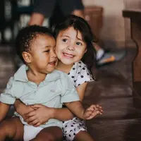 Batasi waktu anak untuk menonton TV setiap harinya. (Foto: Unsplash)