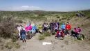 Warga memakai kacamata khusus untuk menyaksikan gerhana matahari total di Piedra del Aguila, Argentina, Senin (14/12/2020). Gerhana matahari total terlihat dari wilayah Patagonia utara Argentina dan dari Araucania di Chili. (AP Photo/Natacha Pisarenko)
