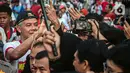 Meski kelelahan dengan wajah memerah, politikus PDIP ini tidak henti meladeni warga dan relawan yang ingin bertemu dengannya. (Liputan6.com/Faizal Fanani)