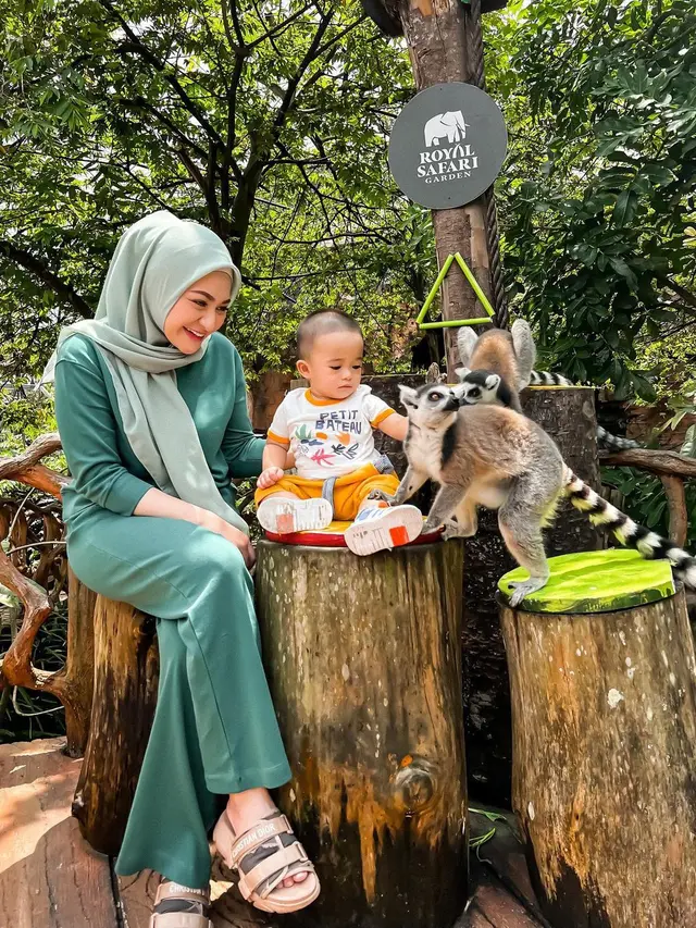 Seru main Bareng Binatang, Ini 7 Potret Nathalie Holscher dan Baby Adzam saat Liburan