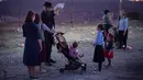 Seorang pria Yahudi Ultra-Ortodoks mengayunkan ayam di atas kepala keluarganya sebagai bagian dari ritual Kaparot di Beit Shemesh, Israel, Minggu (6/10/2019). Sebagian percaya, ritual Kaparot akan membebaskan mereka dari dosa-dosa yang ditransfer ke ayang yang dipotong. (AP/Oded Balilty)