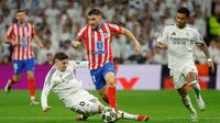 Hingga akhir pertandingan leg pertama 16 besar Liga Champions 2024/2025 usai, Real Madrid unggul 2-1 atas Atletico. Laga leg kedua akan digelar di markas Atletico Madrid pada pekan depan. (Pierre-Philippe MARCOU/AFP)