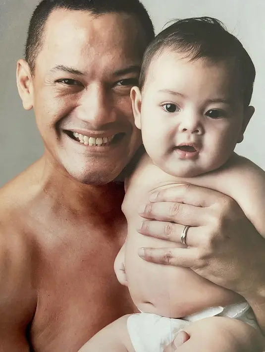 "Jumatan deket mas Adjie, seorang Adjie Massaid, artis nih. Harum banget, pas ruku, gue lihatin kuku kakinya, bersih banget, dia resik banget sumpah," kata Irfan mengungkap kesannya saat di dekat Adjie Massaid. [Instagram/angelinasondakh09]