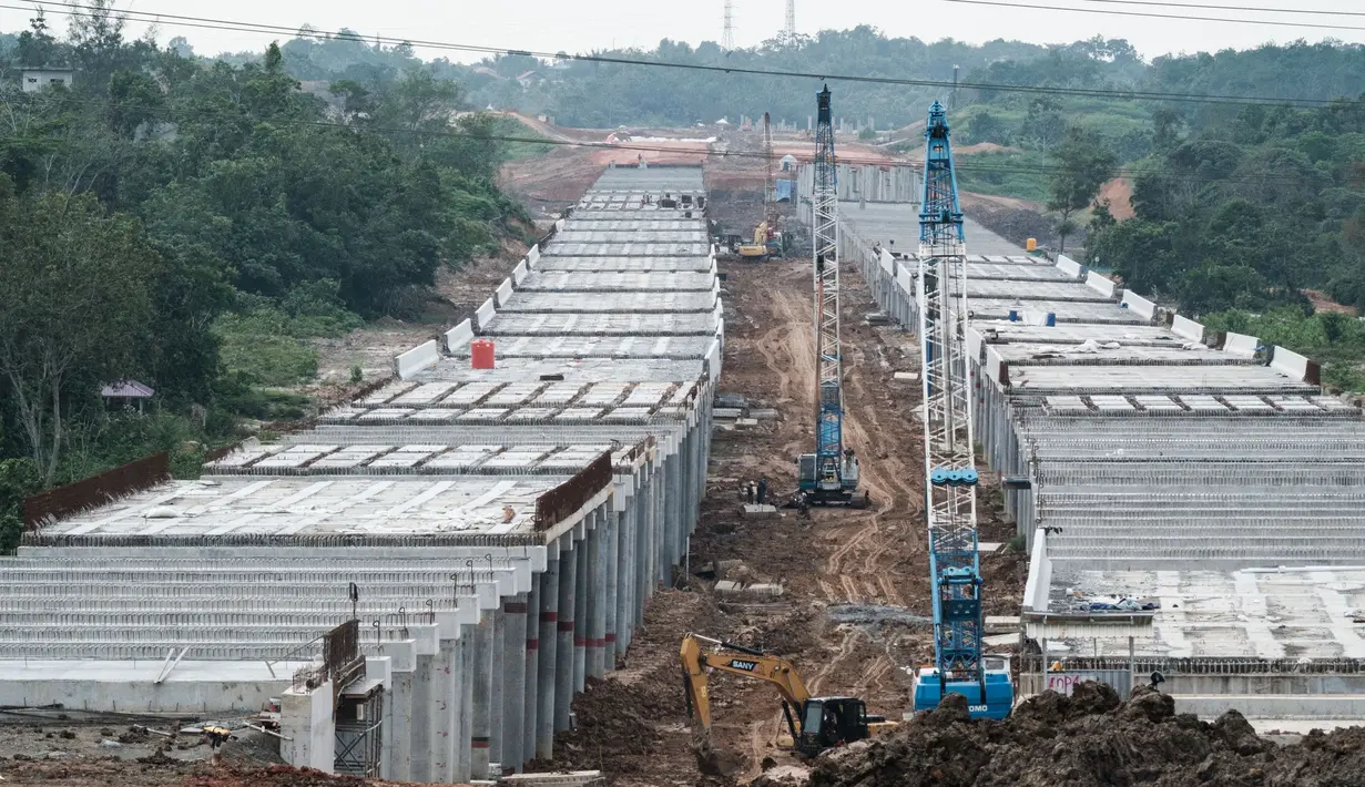 Selain jalan tol, guna meningkatan konektivitas ke Ibu Kota Nusantara, Kementerian PUPR juga membangun duplikasi Jembatan Pulau Balang bentang pendek. Jembatan ini terletak sekitar 500 meter dari Jembatan Pulau Balang bentang panjang. (Yasuyoshi CHIBA/AFP)