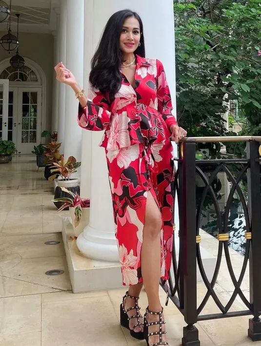 Beginilah penampilan terkini Diah Permatasari. Berbalut dress motif floral warna merah, Diah tetap terlihat menawan dan awet muda. (Instagram/dps_diahpermatasari).