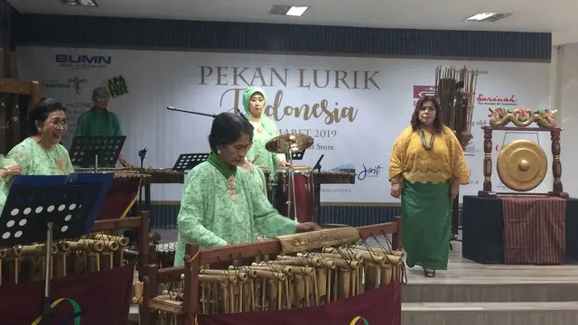 PT Sarinah (Persero) bekerja sama dengan Himpunan Wastraprema gelar Pekan Lurik Indonesia. Liputan6.com/Athika