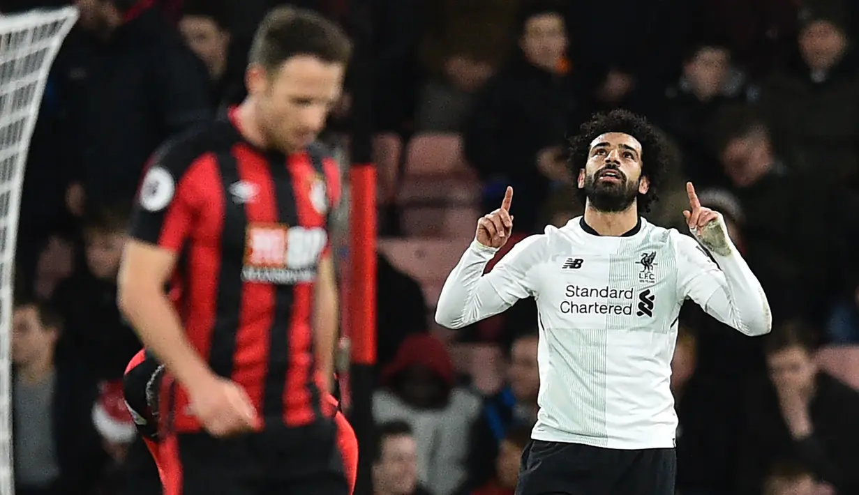 Gelandang Liverpool, Mohamed Salah, melakukan selebrasi usai mencetak gol ke gawang AFC Bournemouth pada laga Premier League di Stadion The Vitality, Minggu (17/12/2017). Liverpool menang 4-0 atas AFC Bournemouth. (AFP/Glyn Kirk)