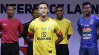 Pemain Bhayangkara FC, Indra Kahfi berpose saat Peluncuran Shopee Liga 1 di SCTV Tower, Jakarta, Senin (13/5). Sebanyak 18 klub akan bertanding pada Liga 1 mulai tanggal 15 Mei. (Bola.com/Vitalis Yogi Trisna)