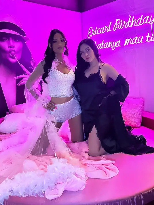 Lalu ada Rachel Vennya yang mengenakan lingerie satin berwarna hitam. Lingerie tersebut dipadukan long outer dan heels hitam. [Instagram/rachelvennya]