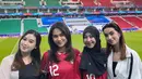 Jelang pertandingan dimulai, Azizah mengganti look-nya dengan jersey Indonesia berwarna merah [@azizahsalsha_]