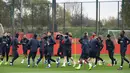 Para pemain Manchester United melakukan pemanasan saat latihan tim di Carrington di Manchester, Inggris (6/11). Di pertemuan pertama di Old Trafford Juventus menang tipis atas Manchester United 1-0 berkat Gol striker Paulo Dybala. (AFP Photo/Paul Ellis)