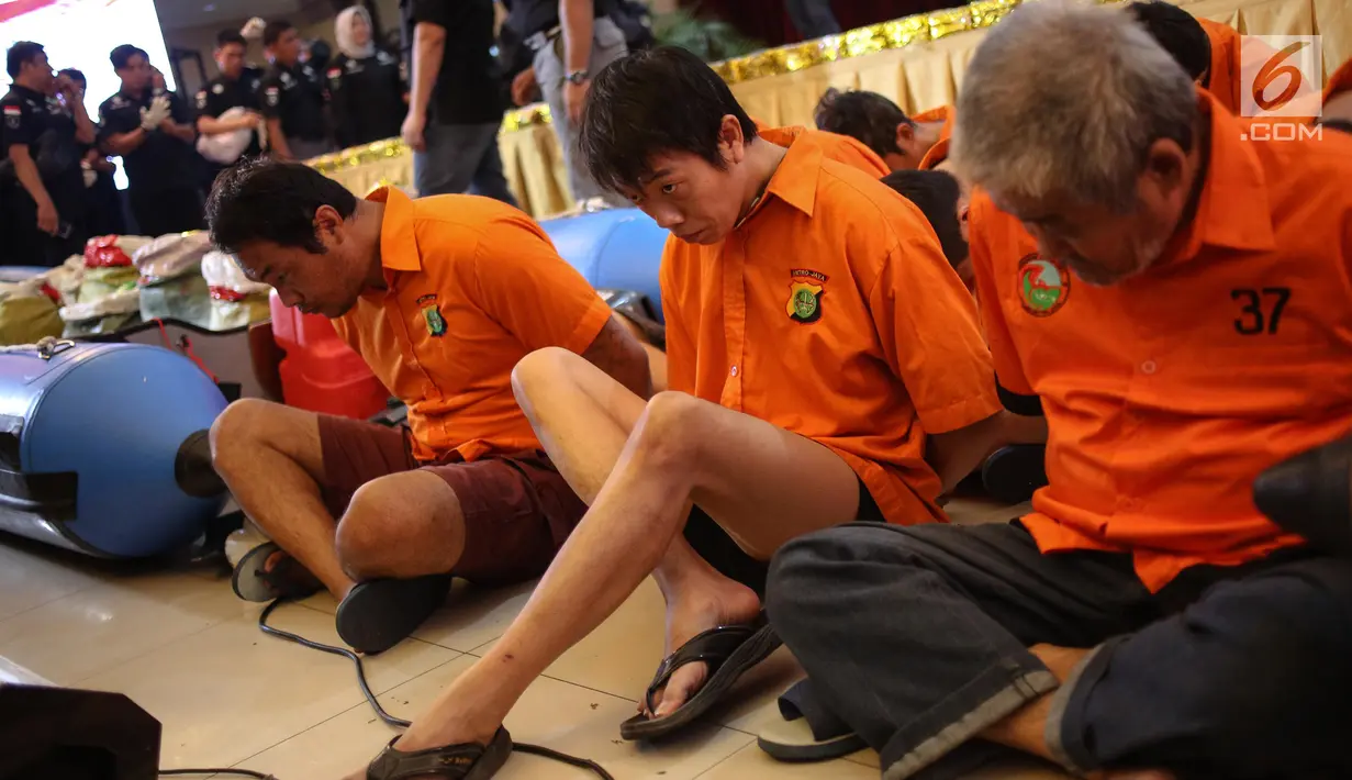 Sejumlah tersangka dihadirkan saat rilis pengungkapan 1 Ton narkoba jenis sabu di Polda Metro Jaya, Kamis (20/7). Sembilan orang tersangka diamankan petugas dalam penyelundupan sabu seberat 1 Ton asal Taiwan di Banten. (Liputan6.com/Faizal Fanani)