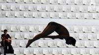 Aksi seorang atlet loncat indah saat bersaing dalam babak penyisihan nomor springboard 3m putra Asian Games 2018 di arena Aquatic Centre, GBK, Jakarta, Jumat (31/8).(merdeka/Imam Buhori)