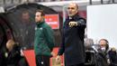 Pelatih Belgia, Roberto Martinez, memberikan arahan kepada pemainnya saat menghadapi Denmark pada laga lanjutan UEFA Nations League di Stadion Den Dreef, Kamis (19/11/2020) dini hari WIB. Belgia menang 4-2 atas Denmark. (AFP/John Thys)