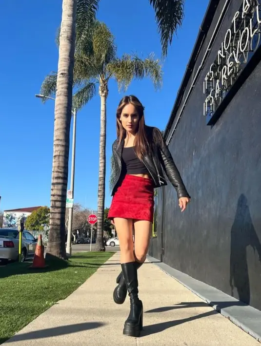 Kala di Melrose Avenue, Cinta Laura tampil edgy dengan padu padan crop top, leather jacket dan mini skirt. [@claurakiehl].