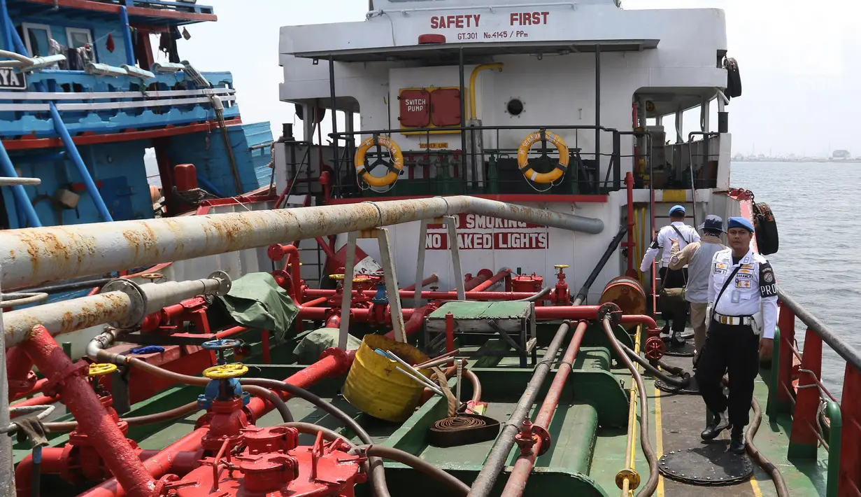 Petugas Badan Keamanan Laut (Bakamla) RI mengamankan awak kapal berjenis motor tanker dan kapal ikan di perairan Teluk Jakarta, Jumat (1/2). Kapal tanker itu diduga telah melakukan transfer BBM ke kapal ikan sekitar 41 ton. (Liputan6.com/Angga Yuniar)