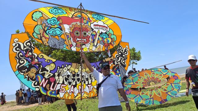 Penjabat (Pj) Bupati Bupati Penajam Paser Utara Buka Kite Festival 2024 di Pantai Corong