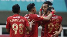 Para pemain Kalteng Putra merayakan gol yang dicetak I Made Wirahadi ke gawang Persita Tangerang pada laga Liga 2 di Stadion Pakansari, Jawa Barat, Selasa (4/12). Kalteng menang 2-0 atas Persita. (Bola.com/M. Iqbal Ichsan)