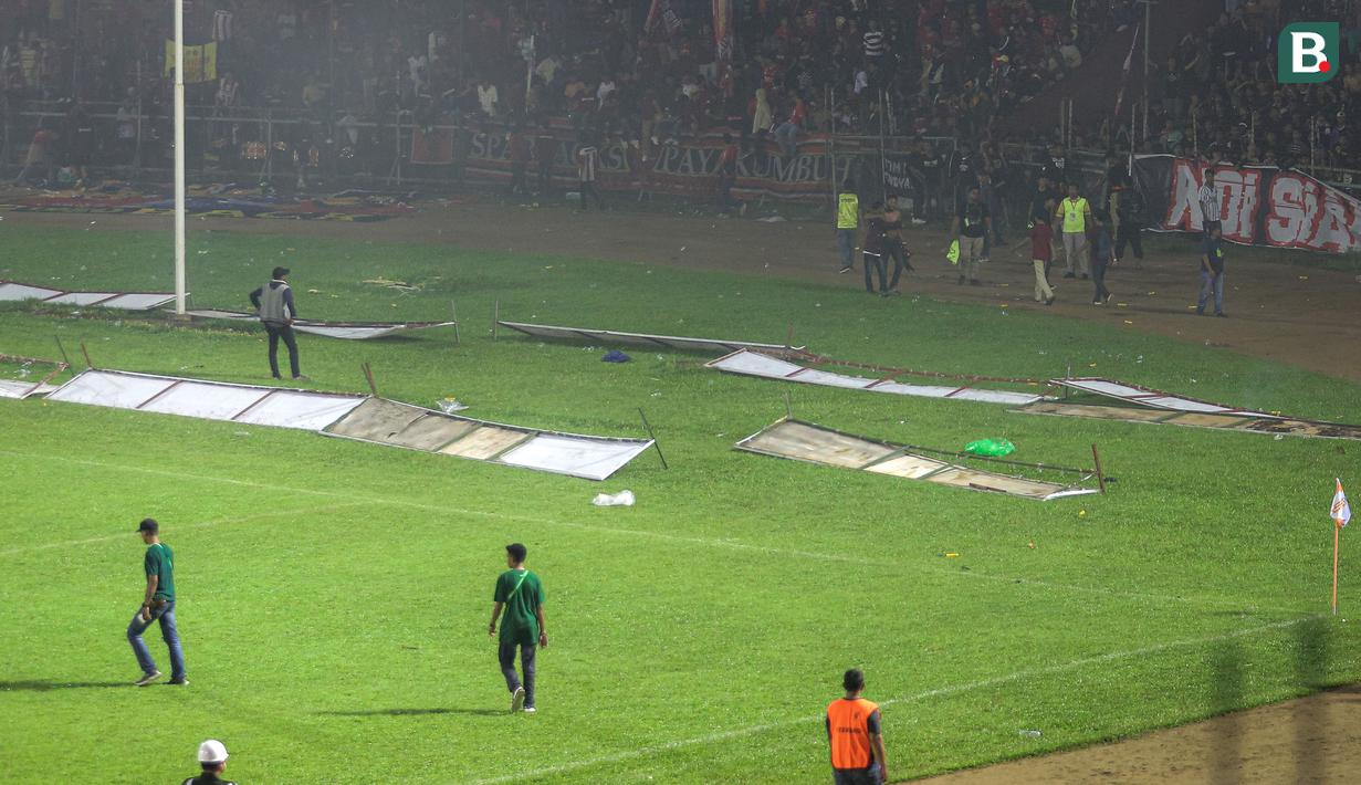 <p>Laga leg kedua final Pegadaian Liga 2 2023/2024 antara Semen Padang menghadapi PSBS Biak dihentikan untuk keunggulan PSBS Biak 3-0 atas Semen Padang akibat ulah suporter yang menyalakan flare dan memasuki lapangan di Stadion GOR Haji Agus Salim, Padang, Sabtu (9/3/2024). (Bola.com/Bagaskara Lazuardi)</p>