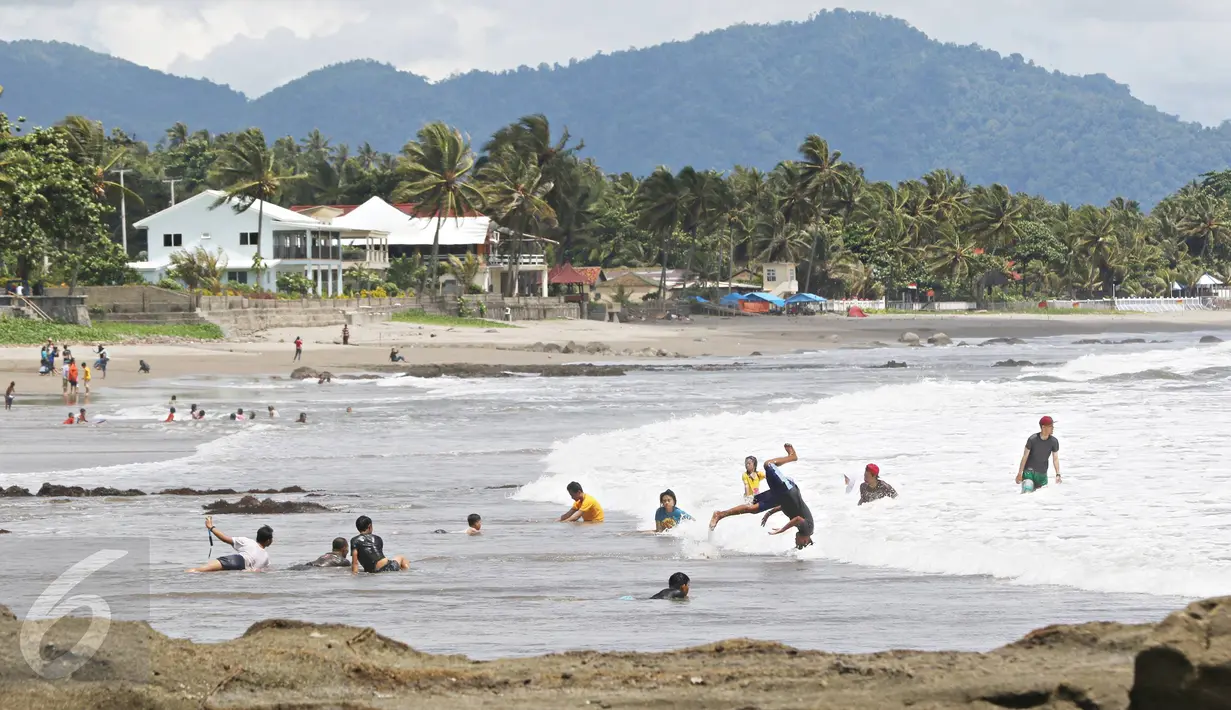 Warga bermain di sekitar Pantai Karang Hawu, Sukabumi, Jawa Barat, (8/2). Pantai Karang Hawu yang menawarkan hamparan pasir serta karang menjadi salah satu wisata murah meriah bagi wisatawan dalam mengisi hari libur. (Liputan6.com/Immanuel Antonius)