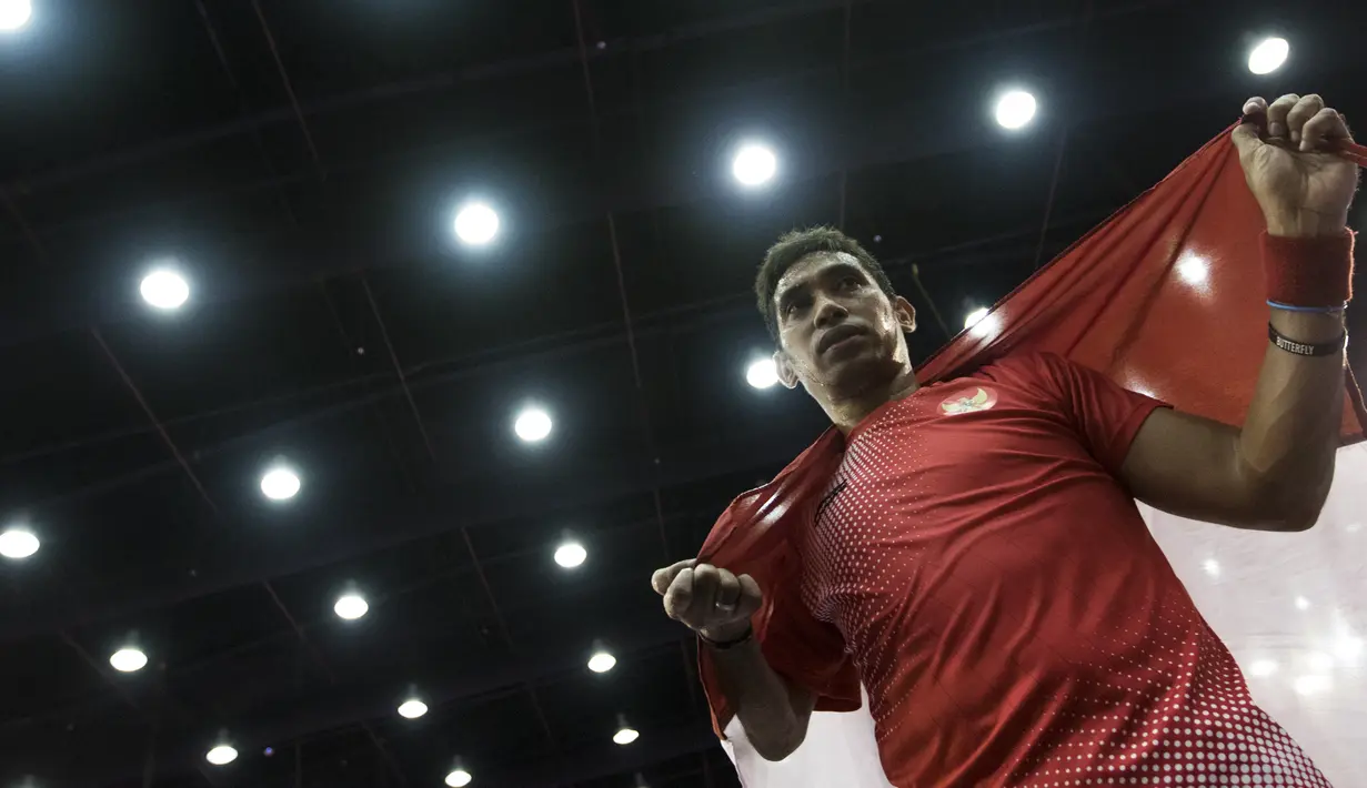 Petenis meja Indonesia, David Jacobs, melakukan selebrasi usai meraih medali emas Asian Para Games cabang tenis meja TT 10 di Ecovention Ancol, Jakarta, Selasa (9/10/2018). (Bola.com/Vitalis Yogi Trisna)