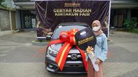 Mahasiswi asal Sukabumi, Nur Gustini menjadi pemenang undian Gebyar Hadiah Kintakun Fair dan membawa pulang mobil Honda Brio.