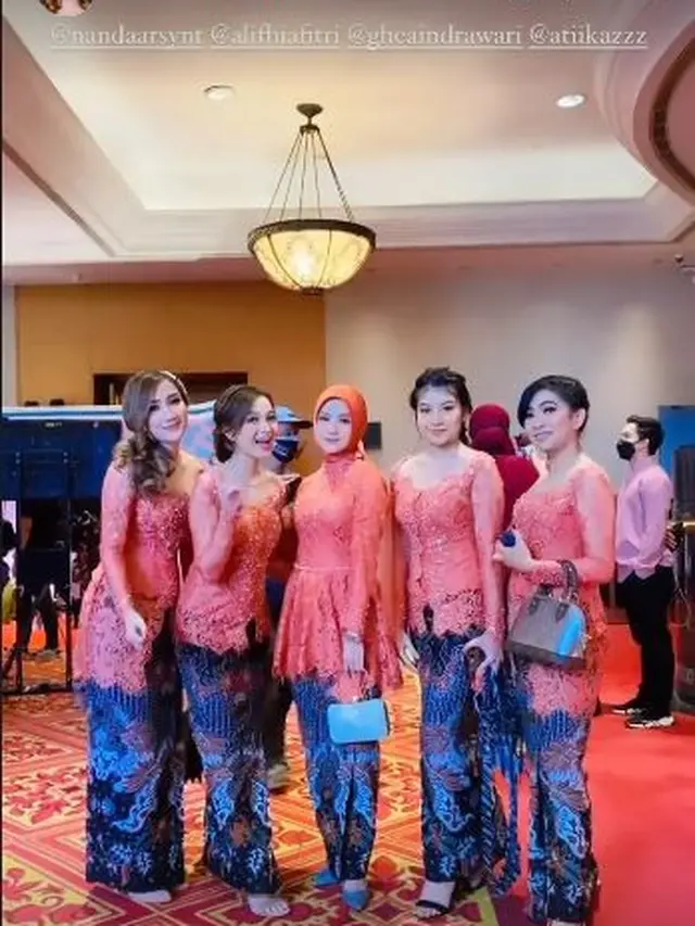 7 Potret Penampilan Bridesmaid di Lamaran Ria Ricis dan Teuku Ryan, Memesona