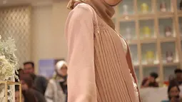 Chacha Frederica mengenakan hijab berpose saat menghadiri launching kosmetik milik Shandy Aulia, Jakarta, Rabu (30/5). Ia pun memulai langkah awal untuk berhijrah dengan mengubah penampilannya di awal tahun 2018. (Liputan6.com/Faizal Fanani)