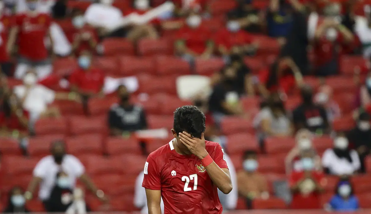 Reaksi penyerang Timnas Indonesia Dedik Setiawan saat melawan Timnas Thailand Bordin Phala dalam pertandingan Babak Final Leg 1 Piala AFF 2020 di National Stadium, Singapura, Rabu (29/12/2021). Skuat Garuda menyerah 0-4 dari Thailand (AP Photo/Suhaimi Abdullah)