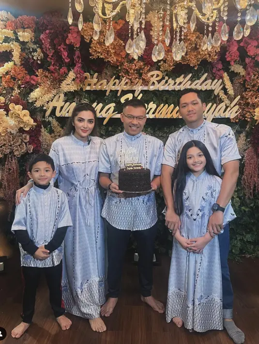 Gaun bernuansa biru dengan kerah shanghai juga hadirkan pesona memikat yang menjanjikan. [Foto: Instagram/ Arsy Hermansyah]