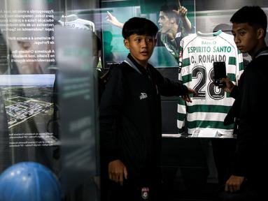 Salah satu bagian yang menarik dari tur di stadion-stadion Eropa adalah berkunjung ke museum. Tempat yang menjadi bukti sejarah dan eksistensi dari sebuah klub tersebut. Pengalaman itu dirasakan Bola.com saat mengunjungi Stadion Jose Alvalade, markas klub Sporting CP, di Lisbon, Portugal. (Bola.com/Bagaskara Lazuardi)