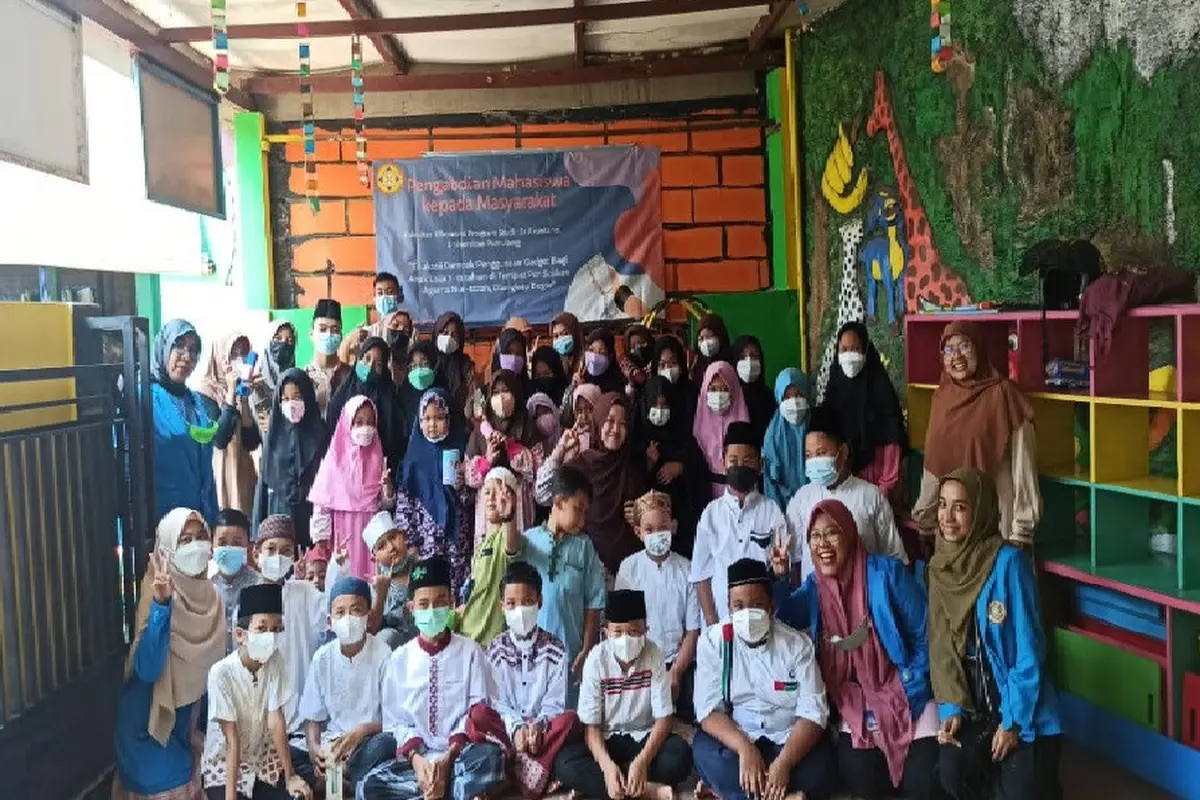 Kegiatan mahasiswa Universitas Pamulang saat mengedukasi anak-anak terkait pengunaan gawai