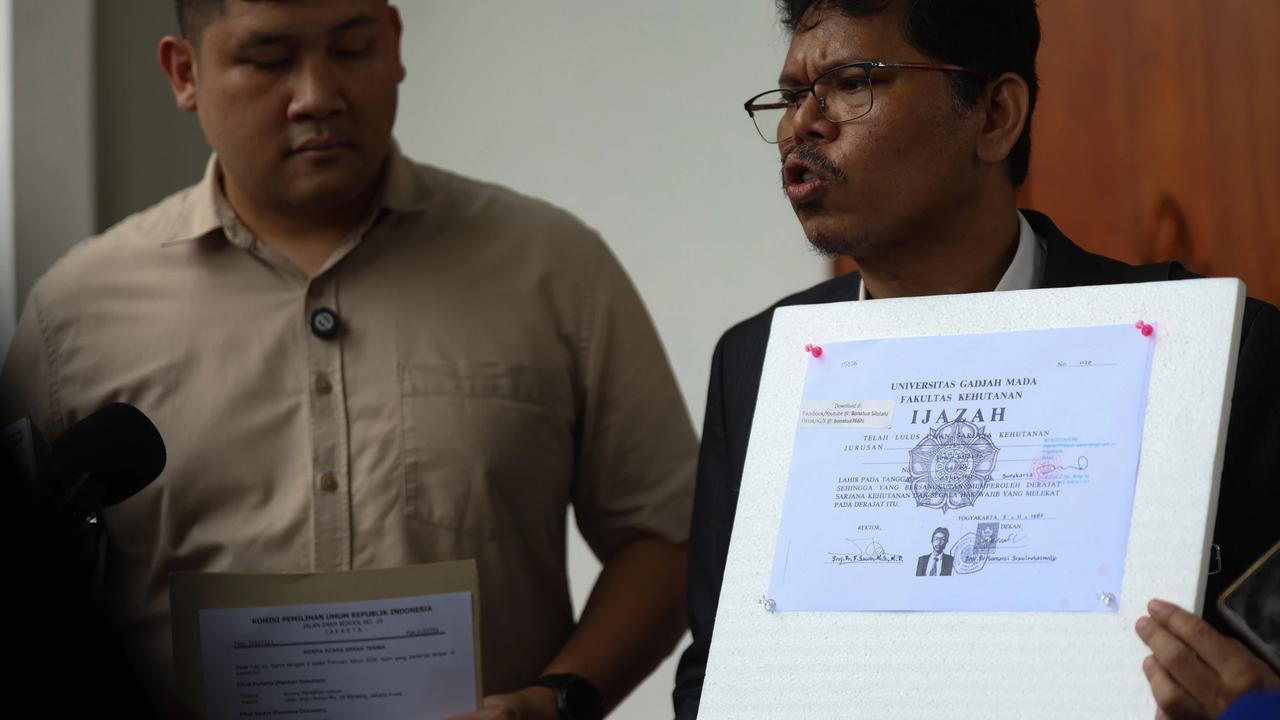 FOTO: Bonatua Silalahi Tunjukkan Salinan Ijazah Joko Widodo Tanpa Sensor di KPU RI